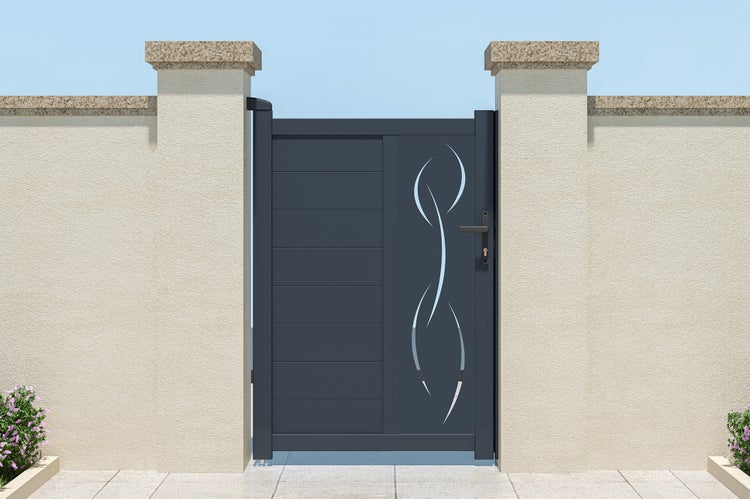 Einflügeliges Gartentor aus Aluminium in Anthrazit mit modernem Wellendekor und waagerechten Paneelen zwischen zwei hellen Mauersäulen.