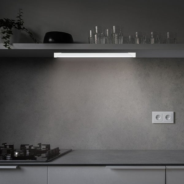 LED Unterbauleuchte in einer modernen Küche, montiert unter einem Regal über der Arbeitsplatte.