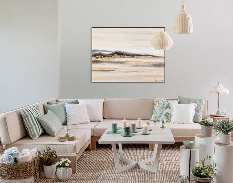 Wohnzimmer mit Ecksofa, Couchtisch, Dekoration und Landschaftsgemälde