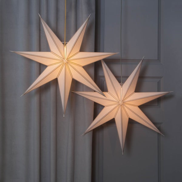 Zwei beleuchtete Papiersterne hängen als Dekoration im Raum.