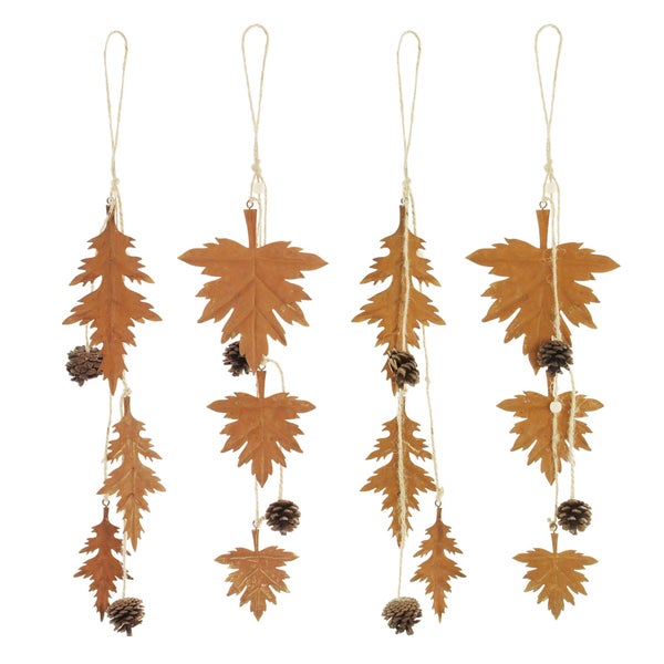 Dekorative Hänger mit Blättern und Zapfen für die Herbstdekoration