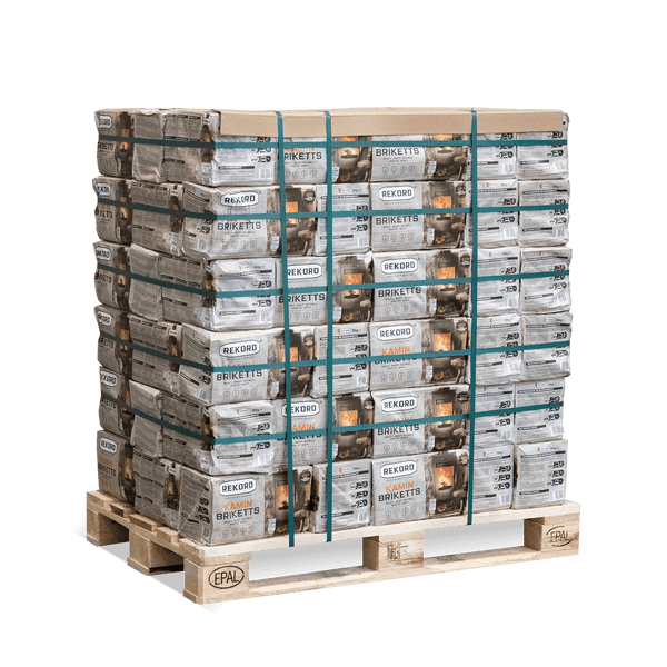 REKORD Kaminbriketts gestapelt auf einer Europalette, gesichert mit Kunststoffbändern.