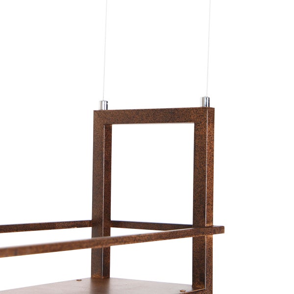 Detailansicht eines hängenden Metallregals