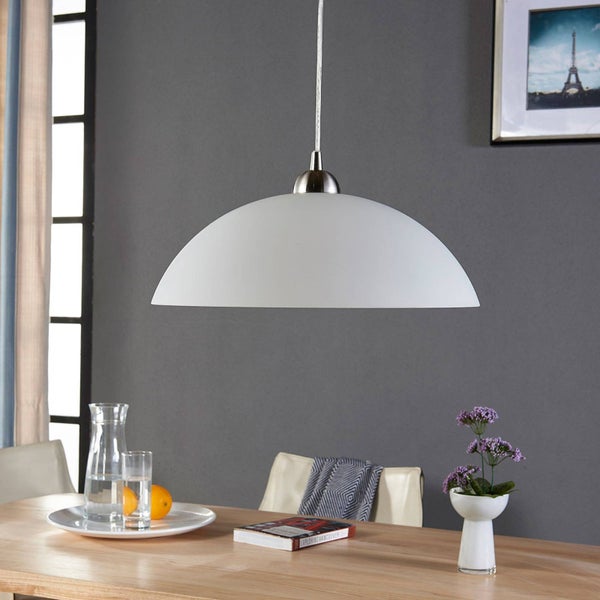 Hängeleuchte mit halbkugelförmigem, weißem Schirm über einem Esstisch aus Holz in einem modern eingerichteten Raum.