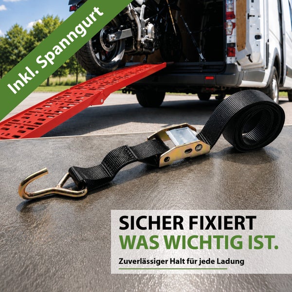 Robuster Zurrgurt mit Ratsche und Haken zur Ladungssicherung inklusive einer Verladerampe für Motorräder und Transporter.