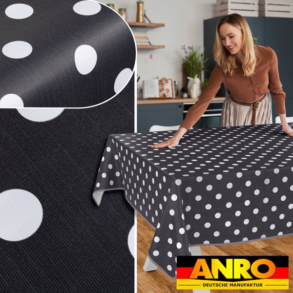 Tischdecke mit Punktmuster auf einem Esstisch in einer Küche