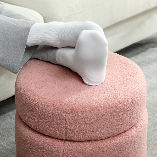 Person mit Socken auf einem runden Polsterhocker