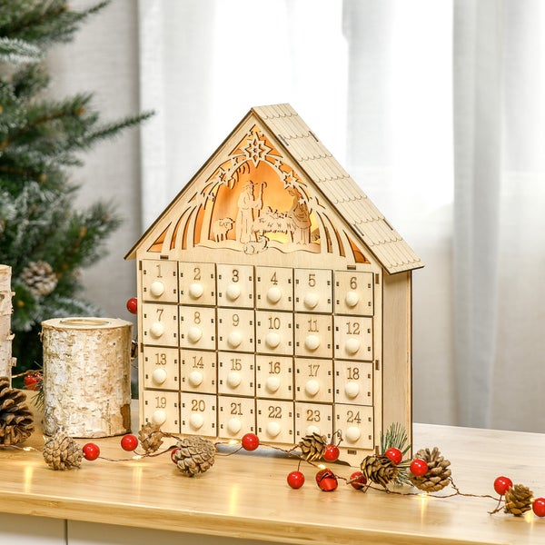 Adventskalender aus Holz in Hausform mit beleuchteter Krippenszene und 24 nummerierten Schubladen.