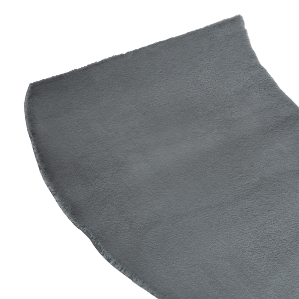 Grauer Kunstfellteppich mit weicher, flauschiger Struktur aus Synthetikmaterial.