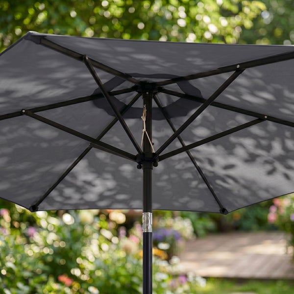 Grauer Gartenschirm von unten gesehen mit schwarzem Metallgestell und Stoffbespannung.