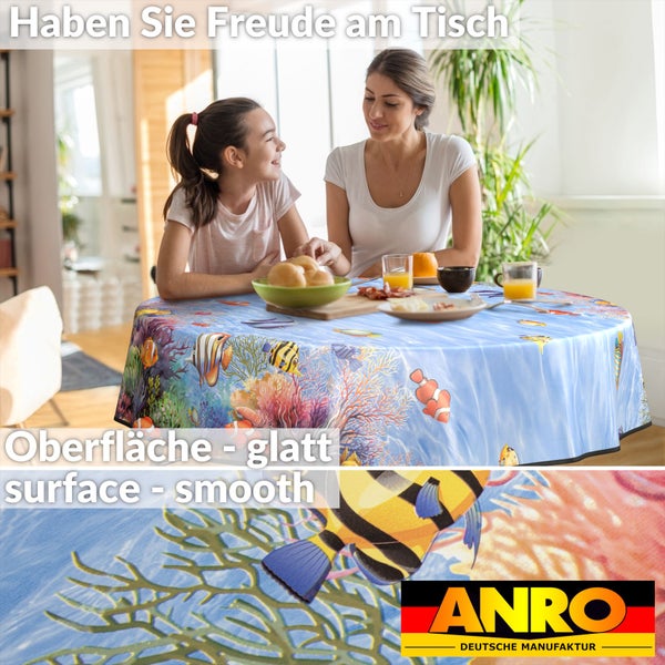 Szene mit Mutter und Tochter an einem Tisch mit einer Tischdecke mit Fischmuster; ANRO Logo