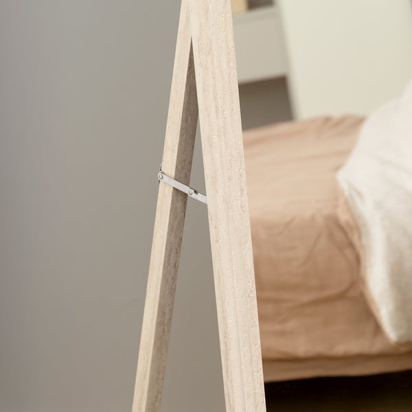 Detailansicht eines stehenden Spiegels mit hellem Holzrahmen