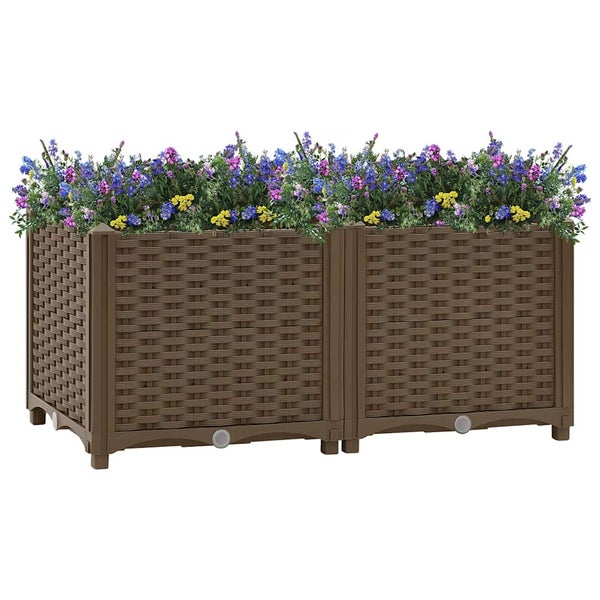 Zweiteiliges, rechteckiges Hochbeet aus Kunststoff in brauner Flechtoptik, bepflanzt mit blauen und violetten Blumen.