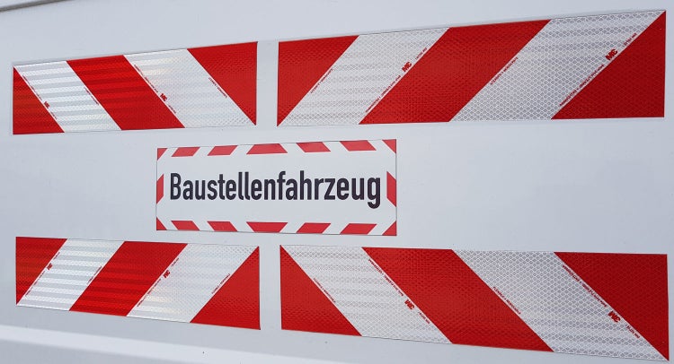 Magnetische Warntafel mit rot-weissen Streifen zur flexiblen Anbringung