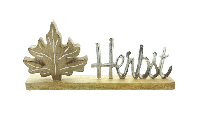 Herbstdekoration mit Holzblatt und silberfarbenem Schriftzug Herbst