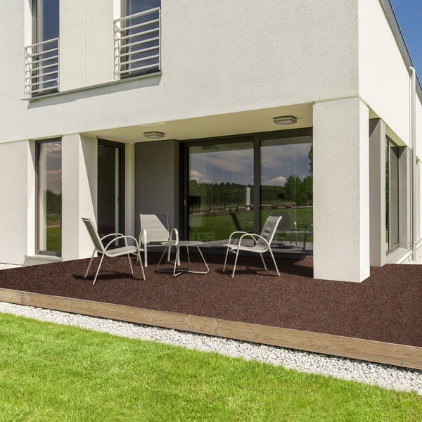 Terrasse mit Gummigranulatboden, Gartenmöbeln und angrenzendem Rasen
