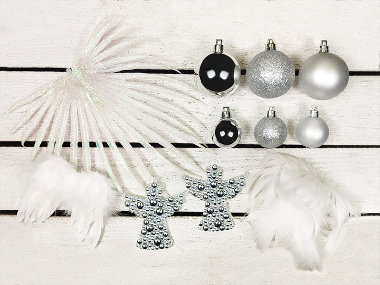 Geschmückter künstlicher weihnachtsbaum mit 97 Stk Kugeln ANGEL WINGS 150 cm mit Metallständer