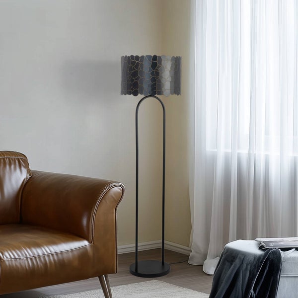 Stehlampe im Wohnzimmer neben einem Ledersofa