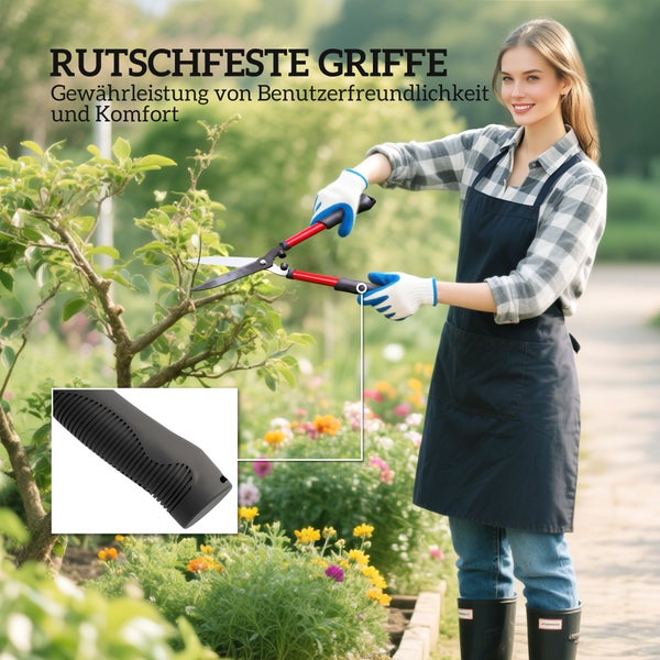 Frau schneidet mit einer Heckenschere im Garten Äste; Detailaufnahme von rutschfesten Griffen