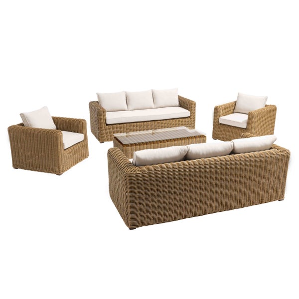 Dreisitzer Gartensofa aus Geflecht mit hellen Sitzkissen und Rückenkissen.