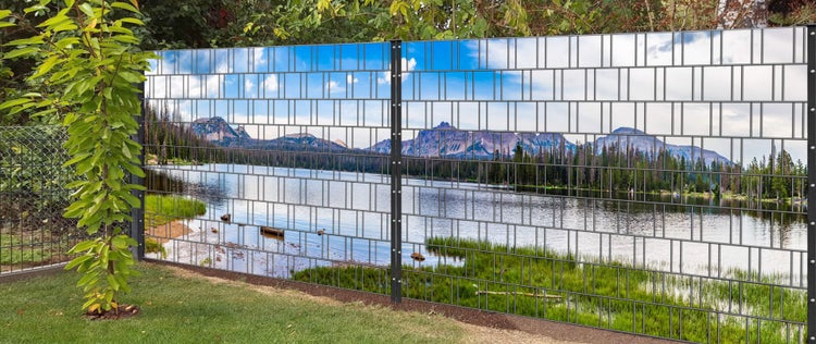 Doppelstabmattenzaun mit Landschaftsmotiv im Garten