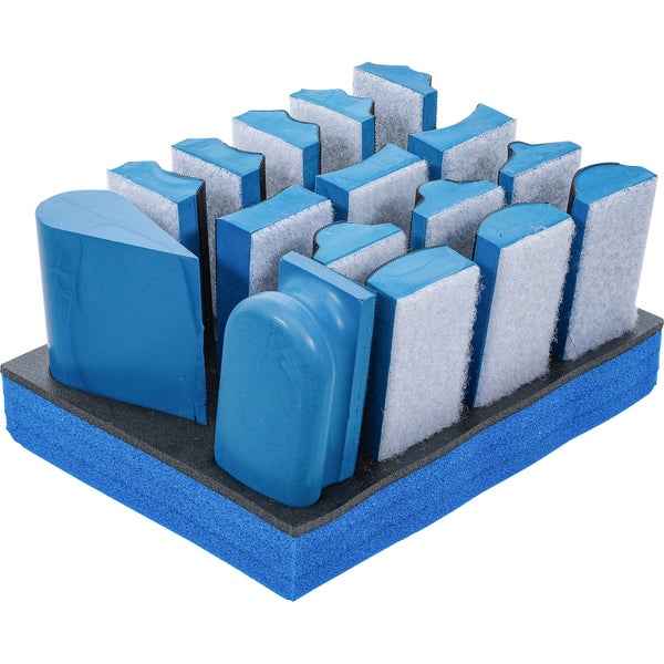 Set mit Lackierwerkzeugen und Schwämmen für Malerarbeiten