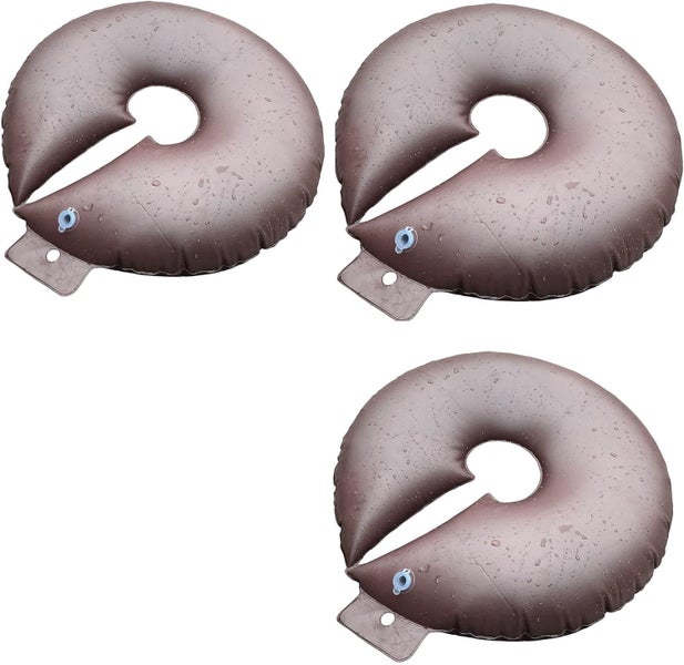 Set aus drei braunen ringförmigen Bewässerungssäcken für Bäume mit Schlitz für Baumstämme.