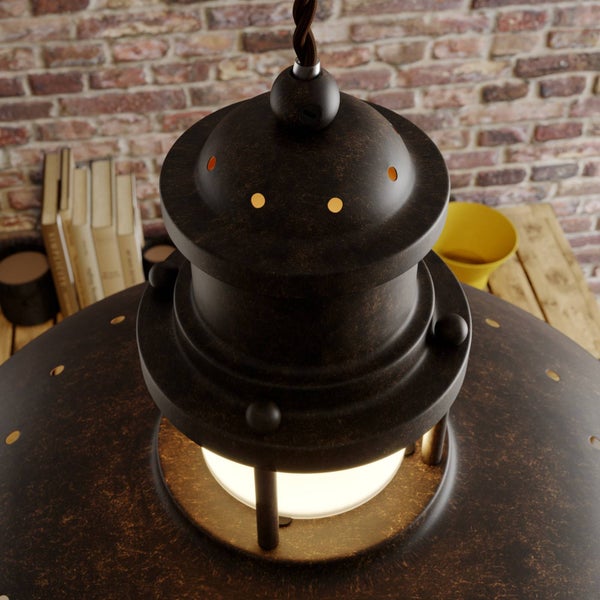 Nahaufnahme einer Pendelleuchte im Vintage-Stil mit dekorativen Details