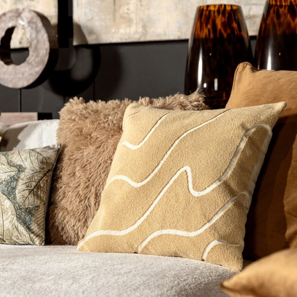 Nahaufnahme von verschiedenen dekorativen Kissen auf einem Sofa.