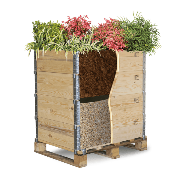 Palettenrahmen aus Holz mit verzinkten Metallscharnieren auf einer Palette gestapelt, gefüllt mit einem Erdsack.