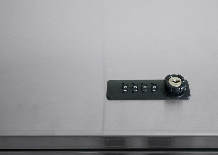 Detailaufnahme eines Schranks mit Zahlenschloss