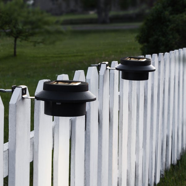 Solarleuchten zur Zaunbefestigung an einem weißen Zaun