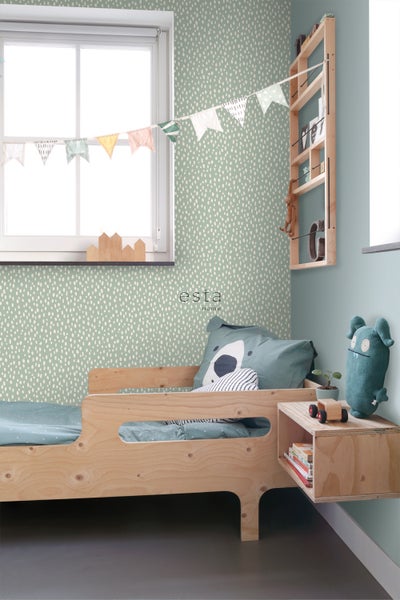 Ein helles Kinderzimmer mit einem Holzbett, einem Regal und einer gemusterten Tapete.