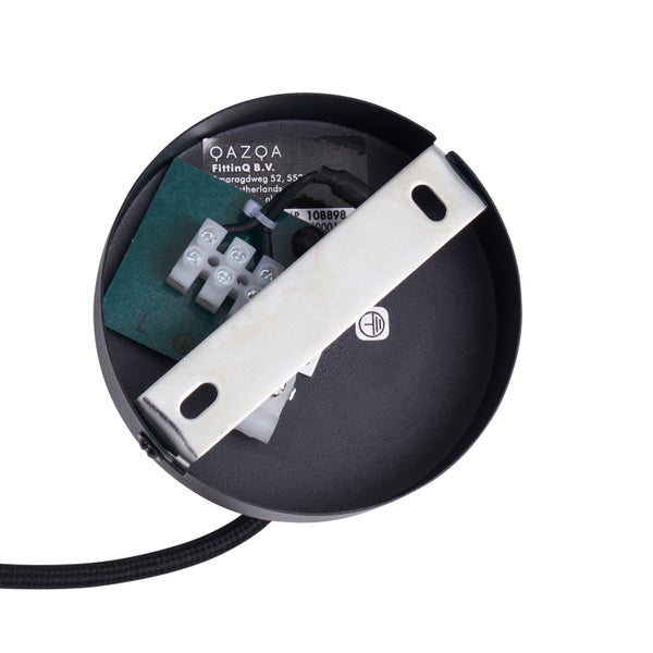 Innenansicht einer schwarzen Lampenfassung mit Klemmleiste und Befestigungsmaterial