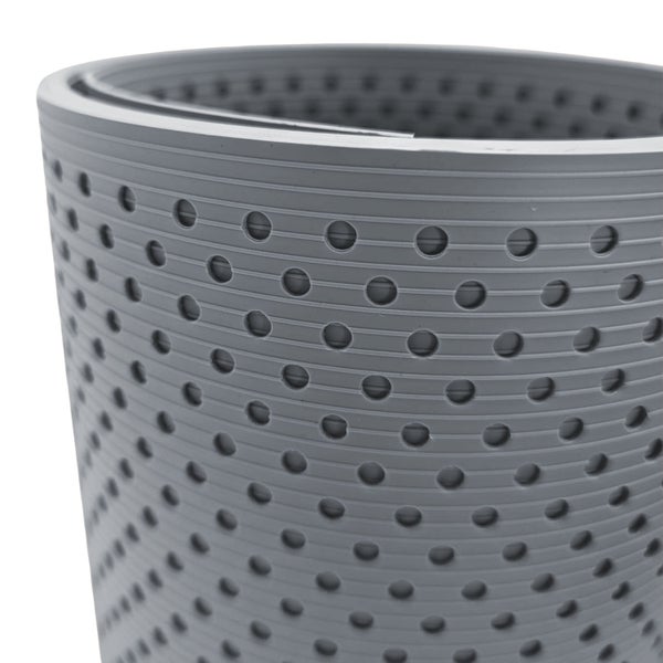 Graue Drainagematte aus Gummi mit Löchern