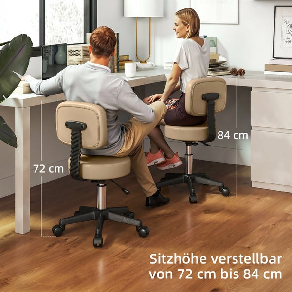 Zwei Personen sitzen auf höhenverstellbaren Arbeitshockern an einem weißen Schreibtisch. Sitzhöhe verstellbar von 72 Zentimeter bis 84 Zentimeter.