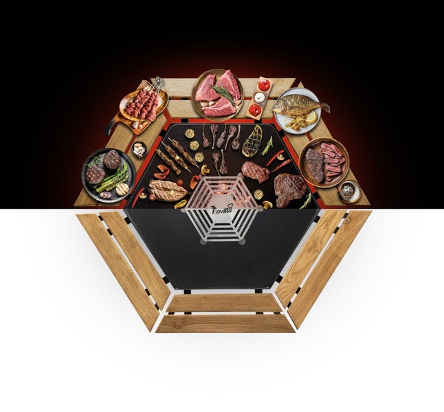 Favilla Grilltisch mit sechseckiger Holzablage und zentraler Feuerstelle, ideal für gesellige Grillabende mit Fleisch und Gemüse.