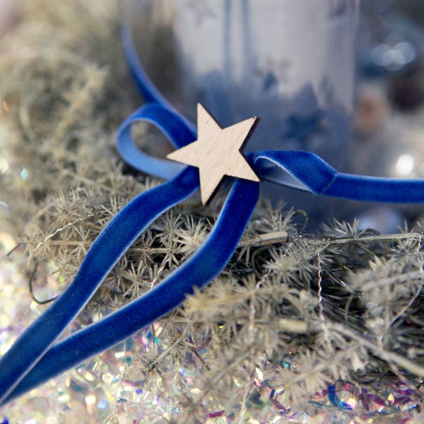Dekoration mit blauem Band und Holzstern