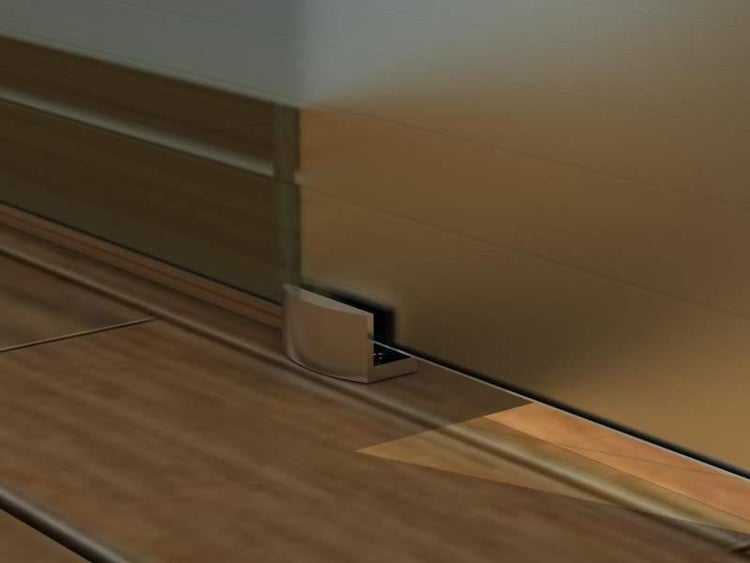 Grüner Gartenfarn im schwarzen Kunststofftopf mit Rindenmulch.