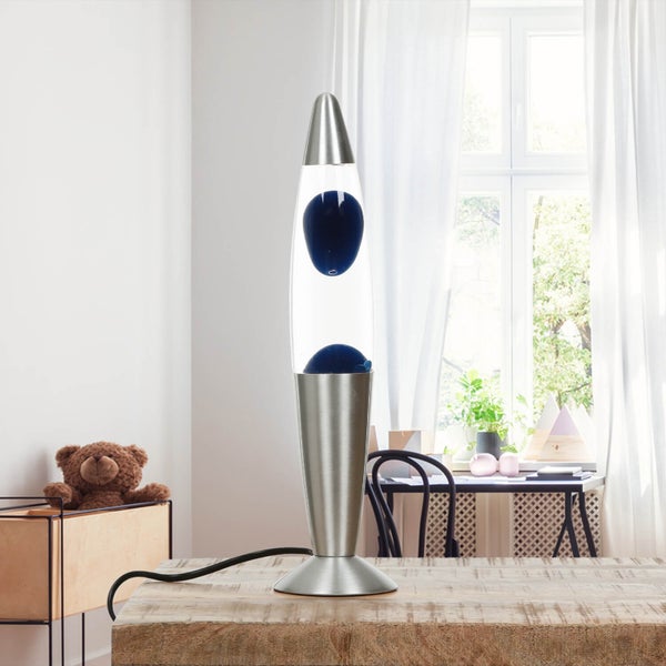 Dekorative Lavalampe mit silberfarbenem Metallsockel und blauem Wachs auf einem Tisch