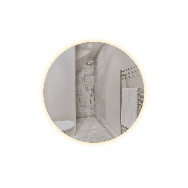 Badezimmerszene mit Dusche, Toilette und Handtuchwärmer im runden Spiegel