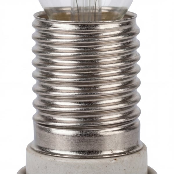 Nahaufnahme eines metallischen Lampensockels mit E27 Gewinde in einer Keramikfassung.