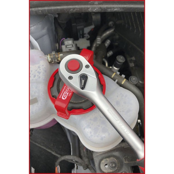 Steckschlüssel mit Kühlmittelbehälteradapter im Motorraum