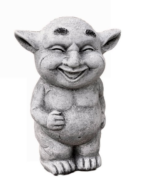 Grinsender Troll als Gartenfigur aus Steinguss, stehend mit dickem Bauch und spitzen Ohren.