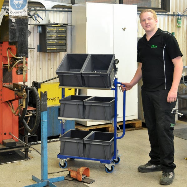 Werkstattwagen mit grauen Kunststoffbehältern auf drei Ebenen