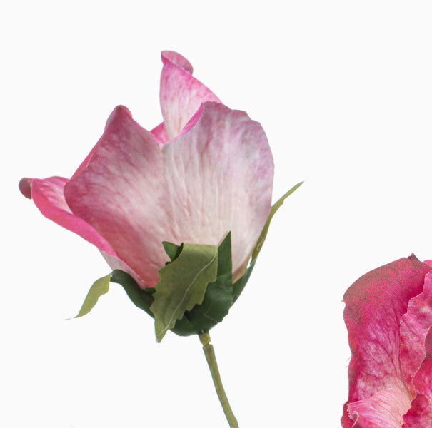 Künstliche rosa Rosenknospe mit grünen Kelchblättern und Stiel.