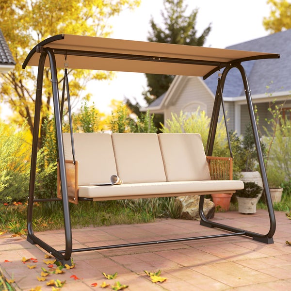 Moderne Hollywoodschaukel für drei Personen mit dunklem Metallgestell, beigen Polstern und verstellbarem Sonnendach auf einer Terrasse im Garten.