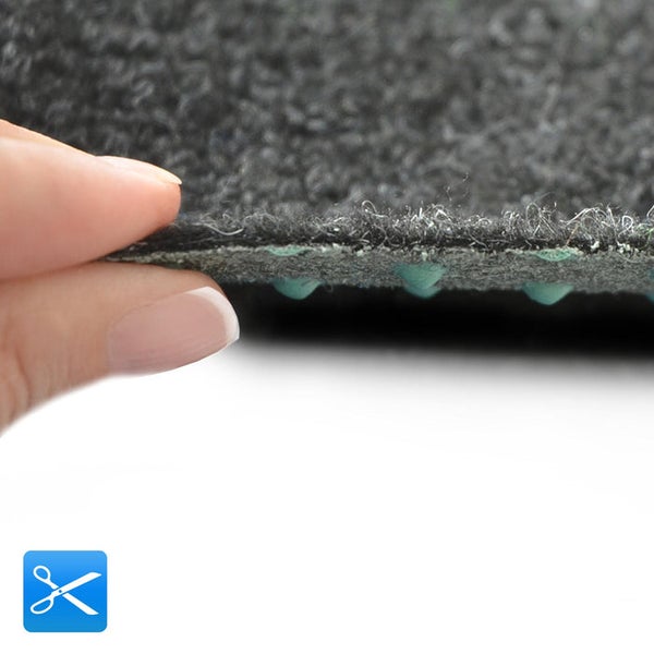 Nahaufnahme eines Teppichs mit Noppen auf der Rückseite, eine Hand zeigt die Materialstärke, Symbol für individuellen Zuschnitt.