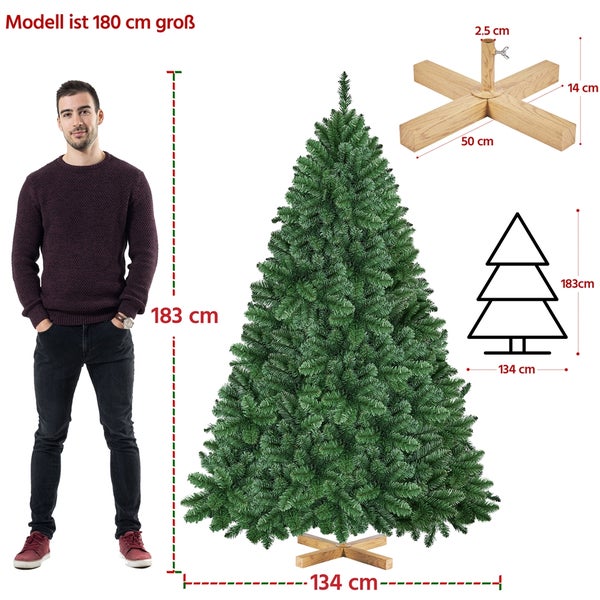 Weihnachtlich dekorierter Raum mit Tannenbaum, Geschenken und Adventskranz