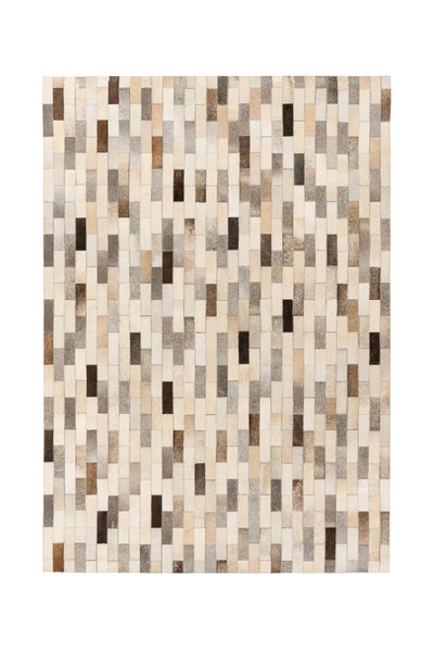 Kuhfell-Teppich mit Mosaik-Muster aus rechteckigen Flicken in verschiedenen Naturtönen.